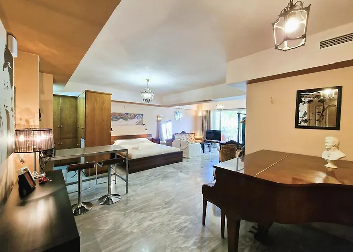 4 Squares Apartments - Piano Studio