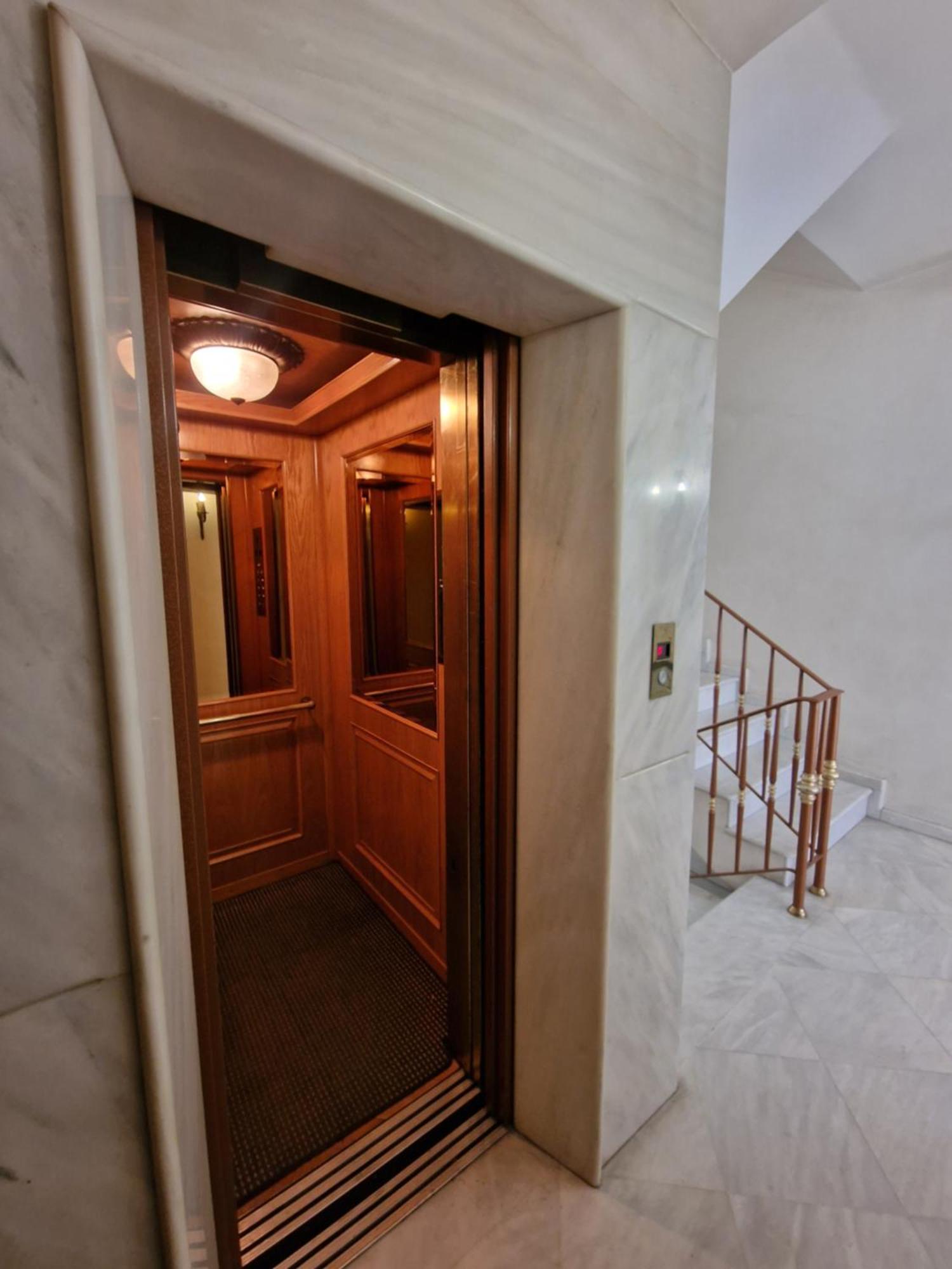 Apartment 4 Squares - Piano